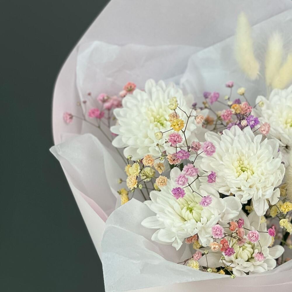 https://content2.flowwow-images.com/data/flowers/1000x1000/52/1683188317_63259452.jpg