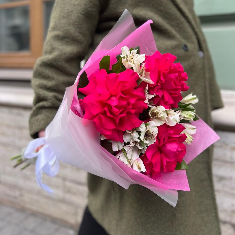 https://content2.flowwow-images.com/data/flowers/1000x1000/99/1732872980_88006299.jpg