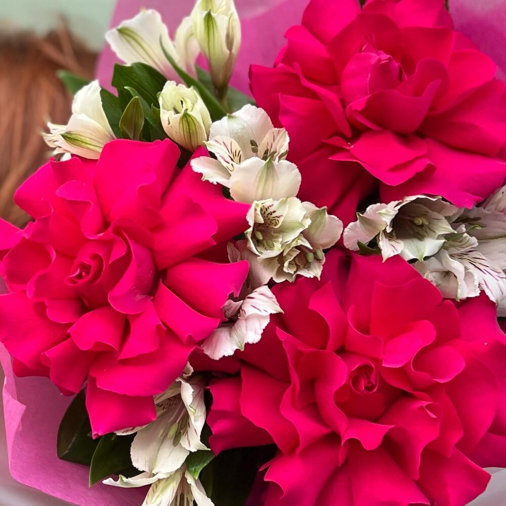https://content2.flowwow-images.com/data/flowers/1000x1000/50/1732872981_28170650.jpg
