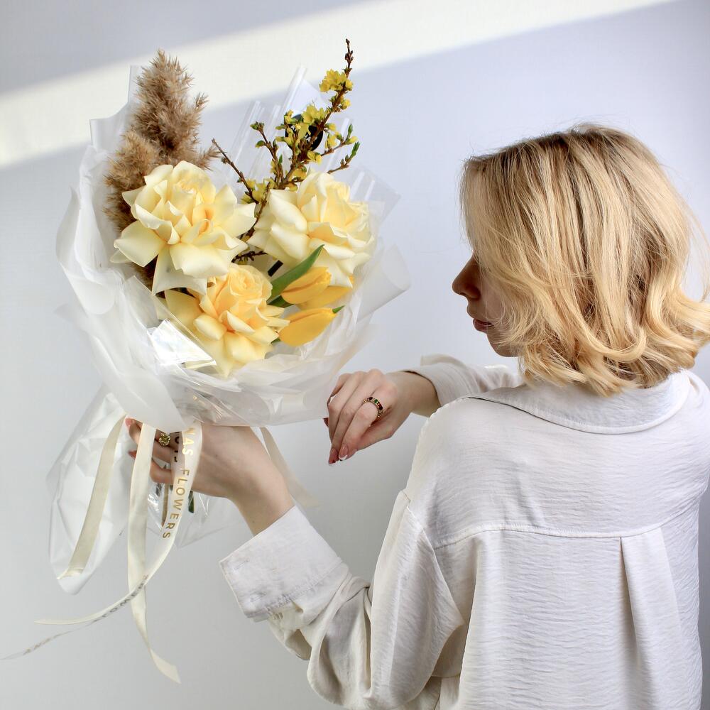 https://content2.flowwow-images.com/data/flowers/1000x1000/47/1740850340_83425147.jpg