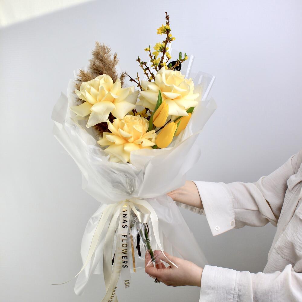 https://content2.flowwow-images.com/data/flowers/1000x1000/09/1740850341_80374809.jpg