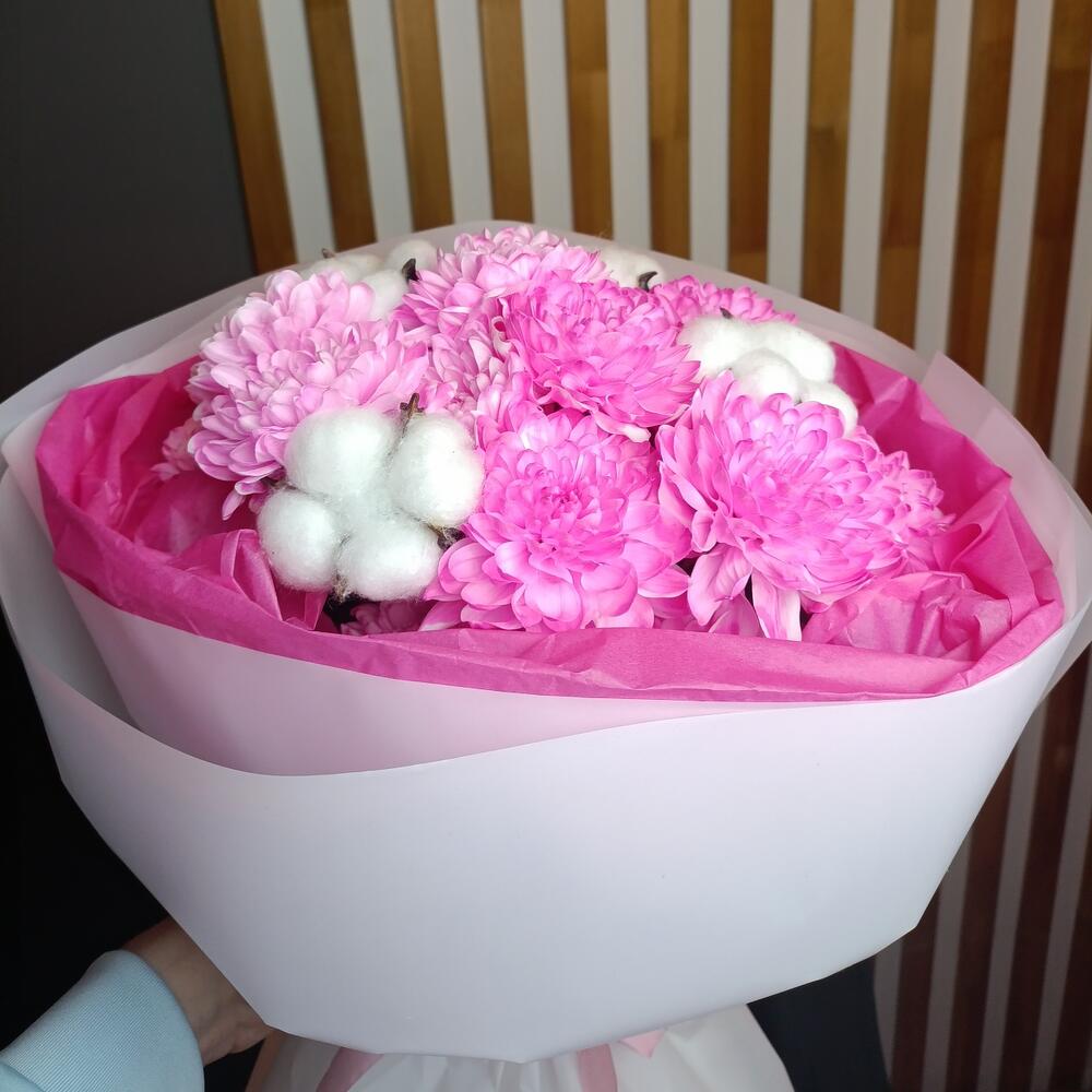 https://content2.flowwow-images.com/data/flowers/1000x1000/81/1742146642_25040181.jpg