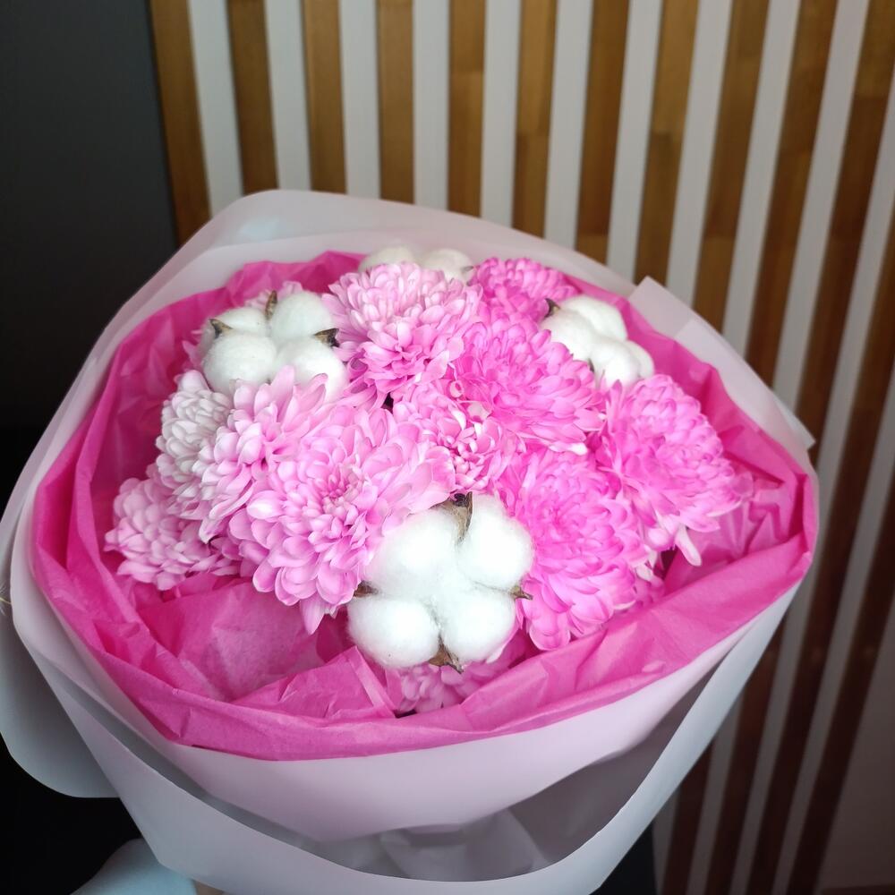 https://content2.flowwow-images.com/data/flowers/1000x1000/53/1742146642_91527353.jpg